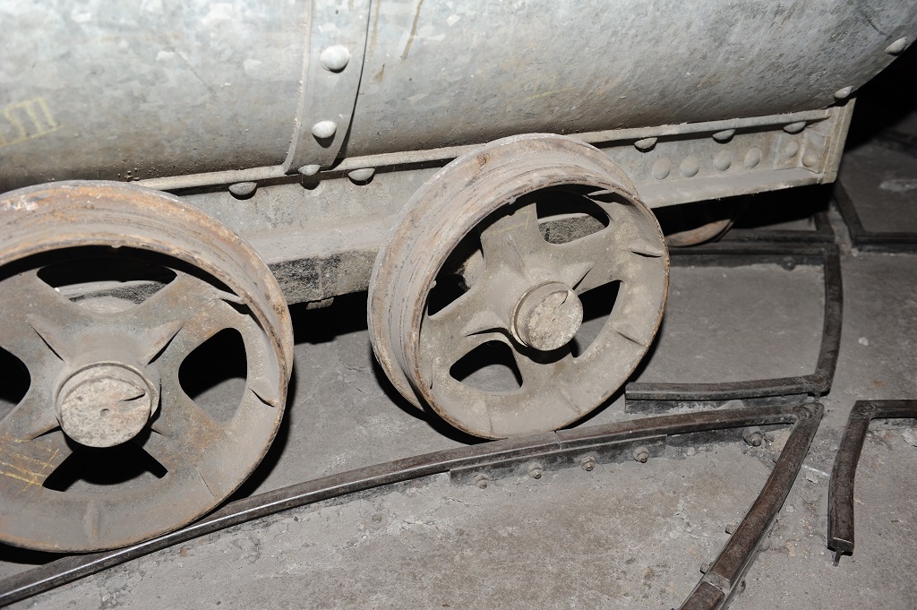 Grubenwagen und Gleise im Barbarastollen | Foto von Mich.kramer | Eigenes Werk | CC BY-SA 3.0 | Wikimedia Commons